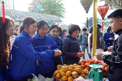 Đông đảo thanh niên, người dân Thủ đô đến với Triển lãm để mua sắm, thưởng thức các loại nông sản từ khắp mọi miền đất nước.
