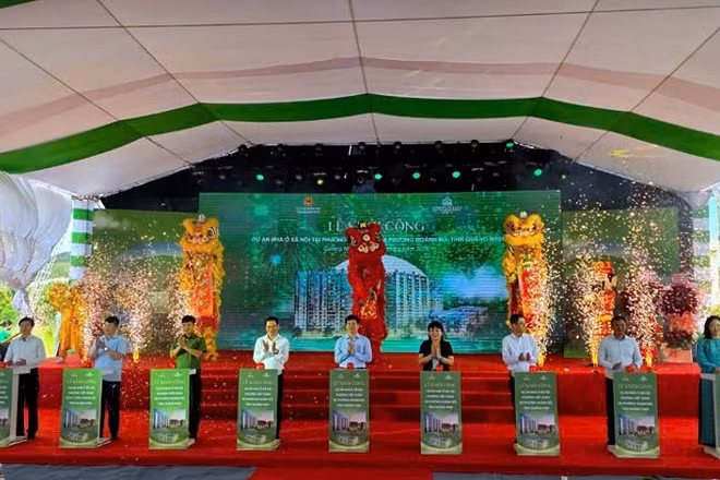 Các đại biểu ấn nút khởi công dự án.