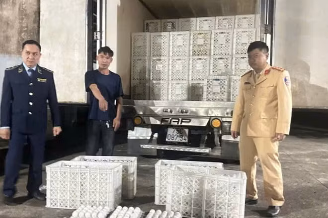 Ông Bùi Đức Thành cùng phương tiện và hàng hóa bị lực lượng Quản lý thị trường và Công an Quảng Ninh thu giữ.