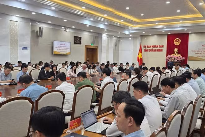 Quang cảnh buổi gặp mặt giữa Ủy ban nhân dân tỉnh Quảng Ninh các doanh nghiệp có vốn đầu tư trực tiếp nước ngoài.