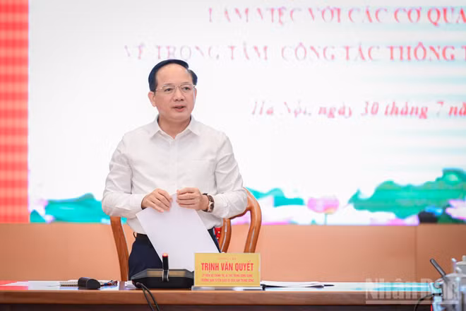 Đồng chí Trịnh Văn Quyết tại buổi làm việc với các cơ quan báo chí. (Ảnh: BẢO LONG)