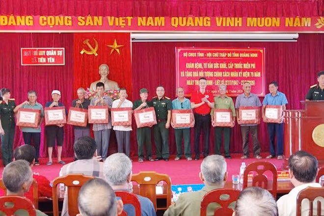 Bộ Chỉ huy quân sự tỉnh Quảng Ninh phối hợp Hội Chữ thập đỏ tỉnh trao quà cho các đối tượng chính sách trên địa bàn xã Tiên Yên.