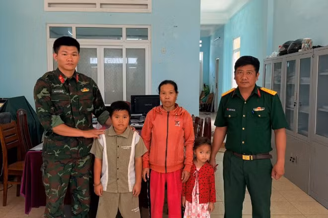 Ban chỉ huy quân sự xã Nhơn Châu bàn giao cháu Quang về gia đình.