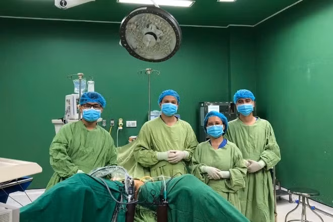 Ê-kíp phẫu thuật thành công lấy dị vật ra khỏi bệnh nhân.