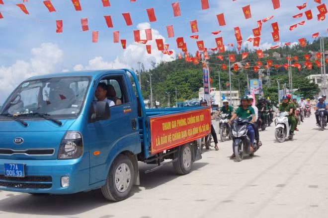 Lực lượng chức năng ra quân tuyên truyền người dân không sử dụng ma túy trên địa bàn xã đảo Nhơn Châu.