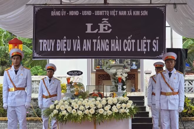 Quang cảnh trang nghiêm tại Lễ truy điệu và an táng hài cốt hai liệt sĩ tại Nghĩa trang Liệt sĩ Ân Nghĩa.