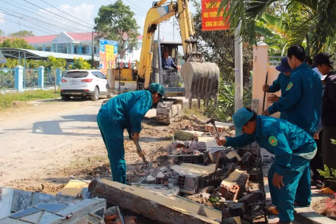 Người dân thôn Đoàn Kết đồng thuận hiến đất, chung tay cùng địa phương hoàn thiện tuyến đường huyết mạch.