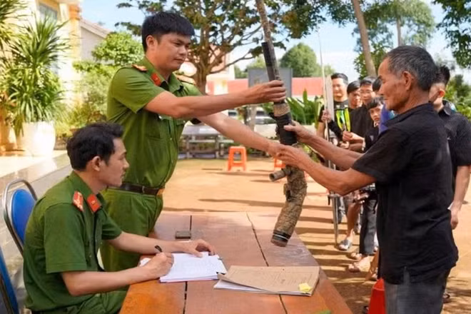 Người dân xã Ia Nan tự nguyện giao nộp vũ khí tự chế, vật liệu nổ tại trụ sở Công an xã. (Ảnh: Công an tỉnh Gia Lai)