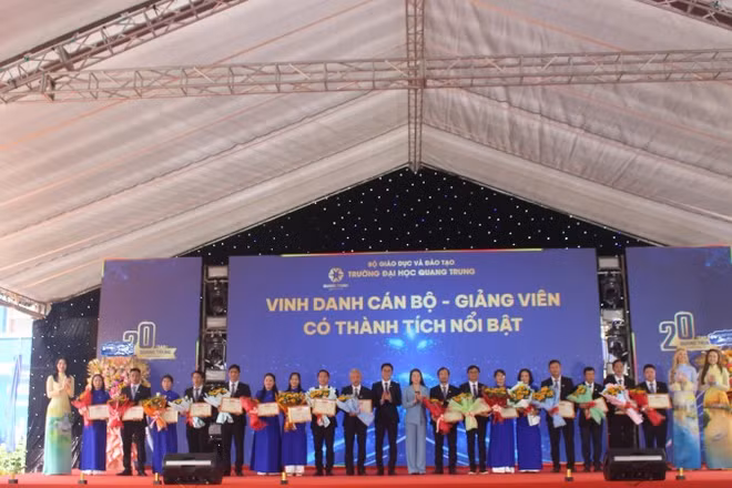 Tri ân cán bộ, giảng viên có thành tích nổi bật trong suốt 20 năm qua.
