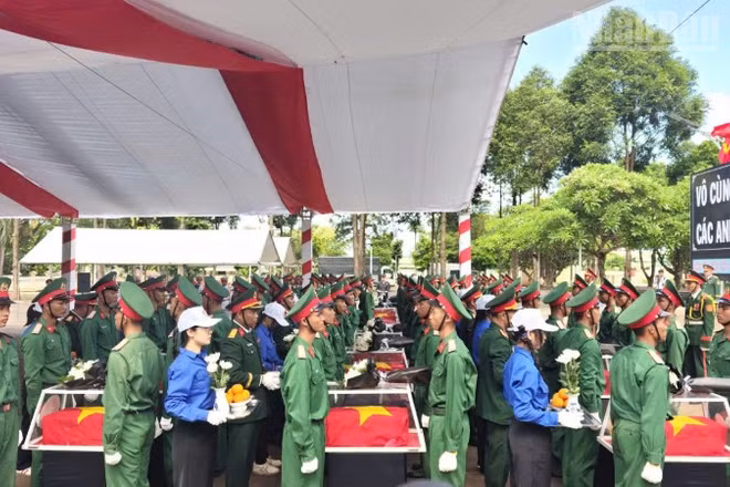 Trang nghiêm đưa 18 hài cốt liệt sĩ về an nghỉ tại Nghĩa trang Đức Cơ, tỉnh Gia Lai.