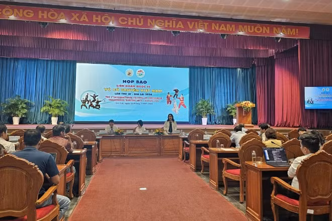Quang cảnh buổi họp.