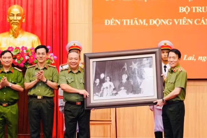 Bộ trưởng Công an Lương Tam Quang (bên phải) tặng quà lưu niệm cho lãnh đạo Công an tỉnh Gia Lai. (Ảnh: Nguyễn Hân)