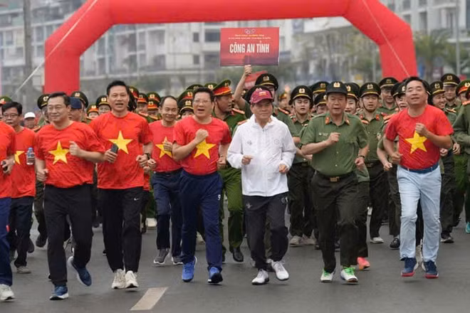 Các đại biểu tham gia Ngày chạy Olympic “Vì sức khỏe toàn dân-Vì an ninh Tổ quốc”.