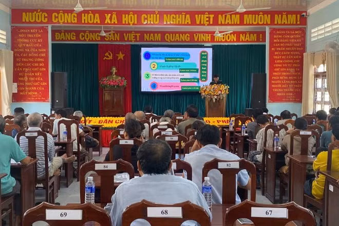 Các báo cáo viên của Sở Ngoại vụ và Biên phòng tuyên truyền cho ngư dân.
