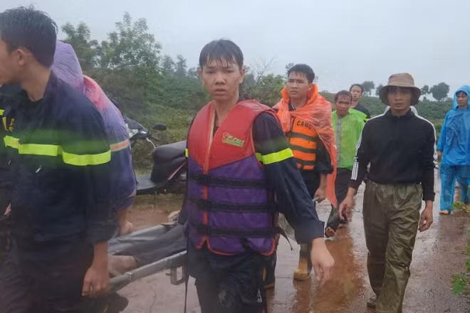 Lực lượng cứu hộ tìm thấy nạn nhân lúc 10 giờ 15 phút ngày 1/9.