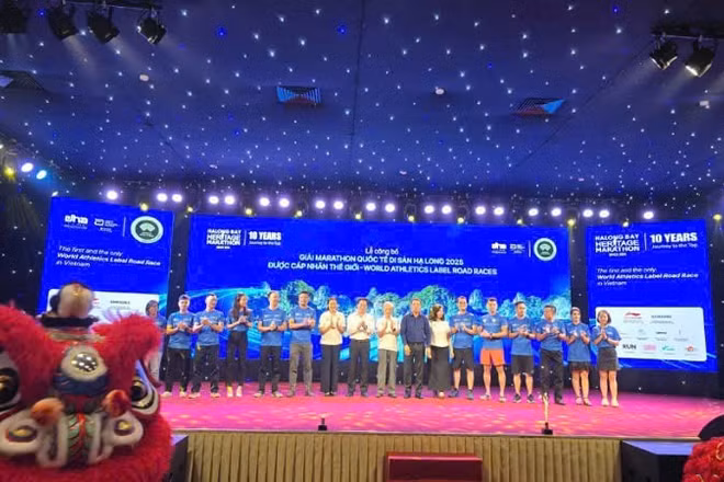 Các đại biểu chụp ảnh lưu niệm tại Lễ công bố Giải Marathon quốc tế Di sản Hạ Long được cấp Nhãn thế giới.
