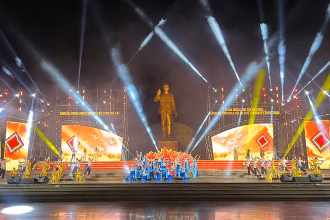 Chương trình nghệ thuật đặc sắc diễn ra tại Quảng trường Đại Đoàn Kết (phường Pleiku, tỉnh Gia Lai).