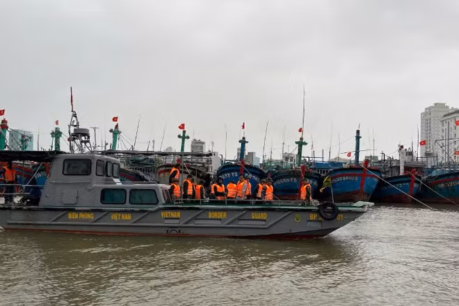 Lực lượng chức năng kiểm tra nơi neo đậu tàu thuyền tránh trú bão.