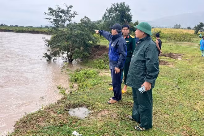 Ban Chỉ huy Phòng thủ khu vực 5-Ayun Pa và chính quyền địa phương chỉ đạo công tác ứng cứu người dân bị cô lập do mưa lũ. (Ảnh HUY BẮC).
