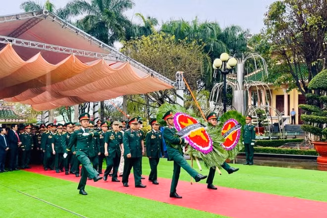 Buổi lễ diễn ra trong không khí tôn nghiêm, trang trọng.