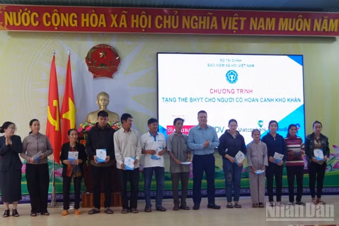 Trao tặng thẻ Bảo hiểm y tế cho những người có hoàn cảnh khó khăn tại xã Phù Mỹ Bắc.