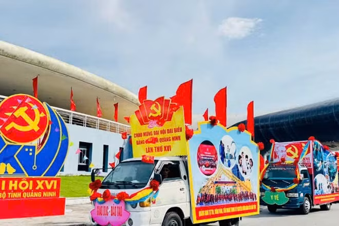 Các xe được trang trí bằng những hình ảnh, khẩu hiệu tuyên truyền về Đại hội Đại biểu Đảng bộ tỉnh Quảng Ninh lần thứ XVI.