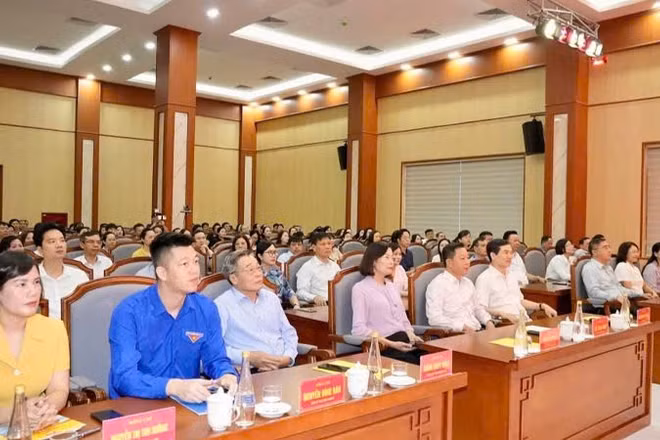 Các đại biểu dự lễ phát động. (Ảnh QMG)