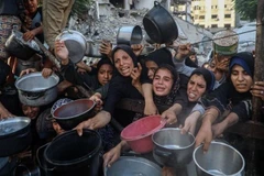 Người dân Palestine phải di dời chờ nhận thực phẩm miễn phí từ một trung tâm phân phối thực phẩm ở thành phố Gaza, ngày 14/7/2025.(Ảnh: THX)