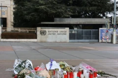 Người dân đặt nến và hoa tại một điểm tưởng niệm ngay trước trụ sở của Liên hợp quốc ở thành phố Geneva. (Ảnh: Anh Hiển/TTXVN)