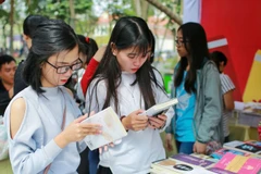 Bằng nhiều kênh truyền thông trên không gian mạng, các gian hàng tại ngày hội sách thu hút nhiều độc giả. (Ảnh THẾ ĐẠI)