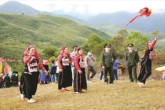 Đồng bào Hà Nhì ở xã Sín Thầu, tỉnh Điện Biên trong ngày hội. (Ảnh TRƯƠNG HỮU THIÊM)