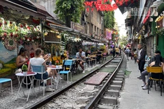 tình trạng tái lấn chiếm vi phạm hành lang an toàn đường sắt tại khu vực “phố cà phê đường tàu” tiếp tục diễn ra.