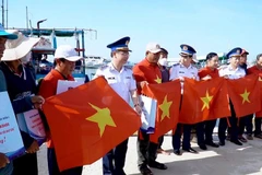 Bộ Tư lệnh Vùng Cảnh sát biển 2 kết hợp tuyên truyền pháp luật và tặng quà cho bà con ngư dân. (Ảnh: Vùng Cảnh sát biển 2)