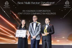 Ông Nguyễn Tuấn Anh, Phó Tổng Giám đốc KN Holdings (ngoài cùng bên phải) và bà Trần Thị Kim Anh, Giám đốc Truyền thông Đối ngoại KN Holdings đại diện doanh nghiệp nhận giải.