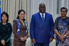 Ông Félix Tshisekedi - Tổng thống Cộng hoà Dân chủ Congo (thứ 2 từ phải sang) và bà Lê Thị Thu Thuỷ, Phó Chủ tịch Vingroup (thứ 2 từ trái sang) trong buổi trao đổi hợp tác tại Congo.