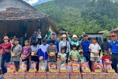 Hơn 124 tấn thực phẩm thiết yếu gồm: Nước uống, xúc xích, mì ăn liền, cháo, phở, sữa… đến tận tay các hộ gia đình đang bị cô lập