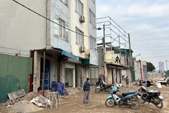 Tháo dỡ công trình nằm trong phạm vi thi công Dự án đường 2,5 đoạn từ Đầm Hồng đến Quốc lộ 1A. (Ảnh: THÙY LINH)