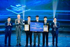 Đại diện Ban tổ chức trao tặng giải nhất cho đội Converged.