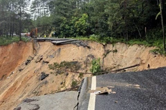 Vị trí sụt lún nghiêm trọng trên đèo Mimosa xảy ra tối 19/11.