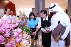 Khách du lịch Hồi giáo tìm hiểu sản phẩm của Hợp tác xã Hà Nội xanh (Đan Phượng, Hà Nội), một trong những đơn vị đạt tiêu chuẩn hàng hóa Halal.