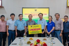 Đại diện Công ty Cổ phần Phân bón Bình Điền trao tặng hỗ trợ bà con vùng bão lũ