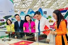 Bí thư Tỉnh ủy Điện Biên Trần Quốc Cường tham quan triển lãm.