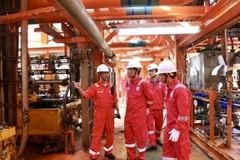 Giàn trưởng Nguyễn Duy Tứ (bìa trái) báo cáo với Chủ tịch HĐTV PVEP Trương Quốc Lâm về công tác vận hành sản xuất trên giàn.