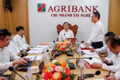 Đồng chí Tô Huy Vũ - Bí thư Đảng ủy, Chủ tịch Hội đồng thành viên Agribank cùng đoàn công tác Trụ sở chính làm việc tại Agribank Chi nhánh Tây Nghệ An.