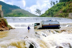 Lội suối, vượt thác, xe xăng dầu đến Sốp Cộp.