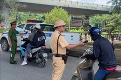 Lực lượng Công an thành phố Hà Nội kiểm tra nồng độ cồn đối với người điều khiển phương tiện giao thông. (Ảnh: THANH HÀ)