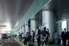 Hành khách tại sân bay Myanmar.