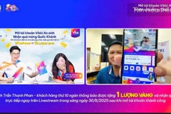 Anh Trần Thanh Phan - khách hàng thứ 10.000 được thông báo trúng giải và nhận quà trực tiếp ngay trên Livestream trong sáng 30/8/2025 sau khi mở tài khoản thành công.