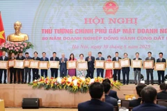 Ông Nguyễn Đức Thụy – Chủ tịch HĐQT LPBank (thứ 8 từ trái sang) đại diện Ngân hàng nhận Bằng khen của Thủ tướng Chính phủ trong công tác an sinh xã hội