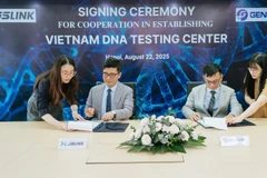 Đại diện Công ty JS Link (Hàn Quốc) và Đại diện Công ty Cổ phần Sinh học phân tử Gene Viet (bên phải) ký hợp đồng xây dựng Trung tâm xét nghiệm Gene.